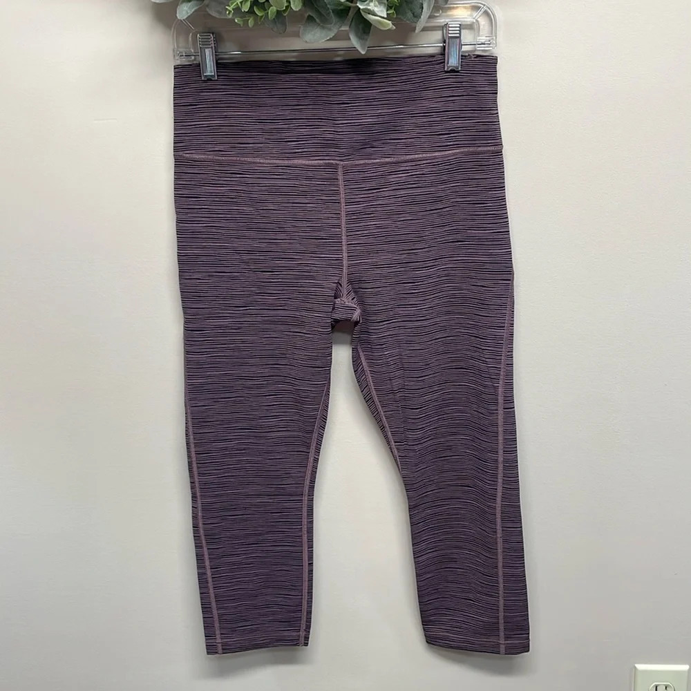 NWOT Athleta Ultimate Capri Leggings Black Purple Linear Lines Volcanic M